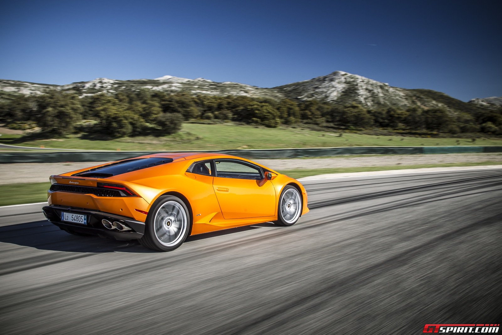 2015 Lamborghini Huracan Review - GTspirit