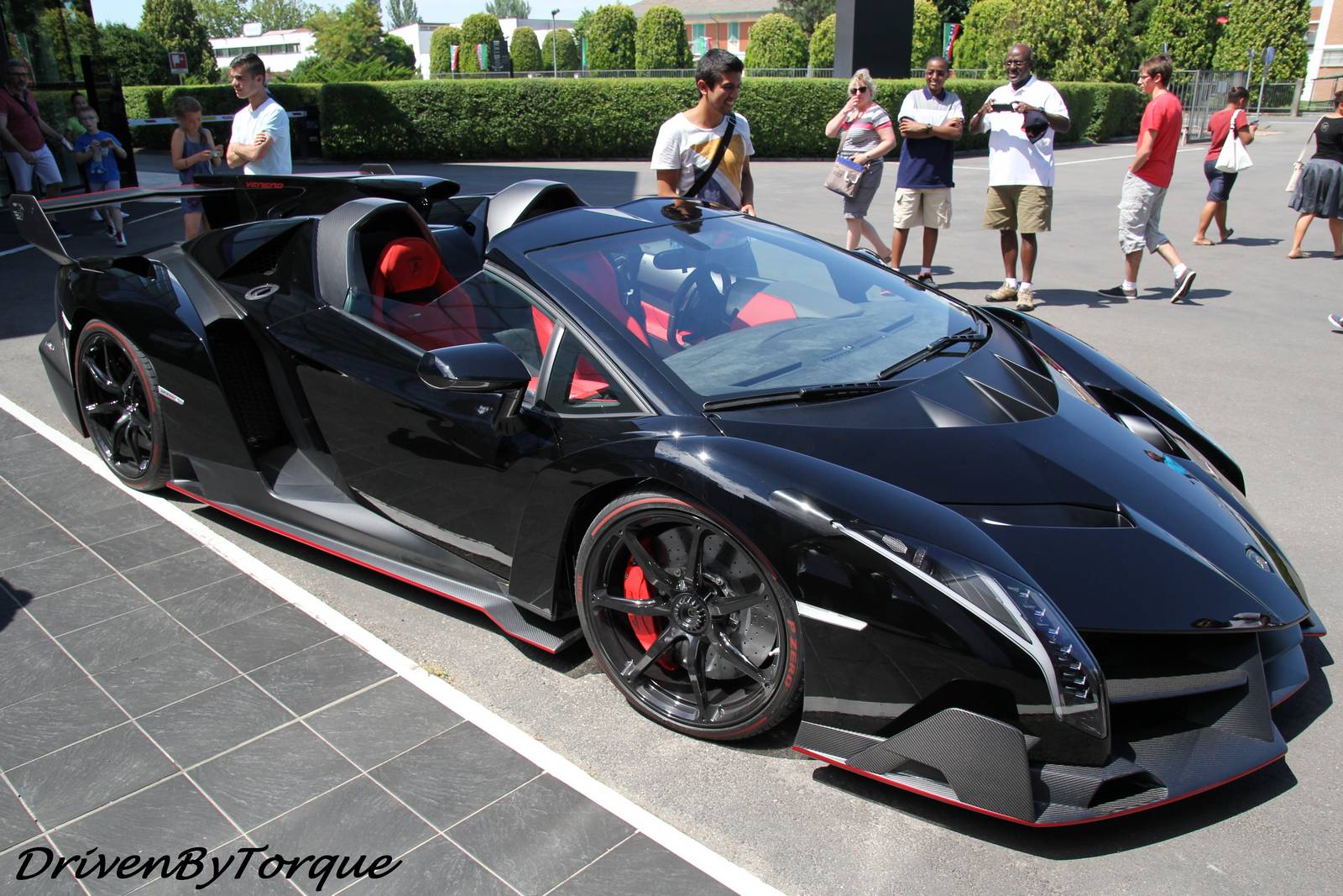 Black-Lamborghini-Veneno-Roadster-1.jpg
