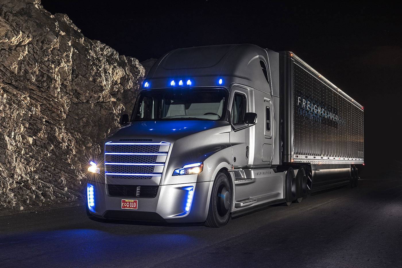 Freightliner Unveils First SelfDriving Truck in the US