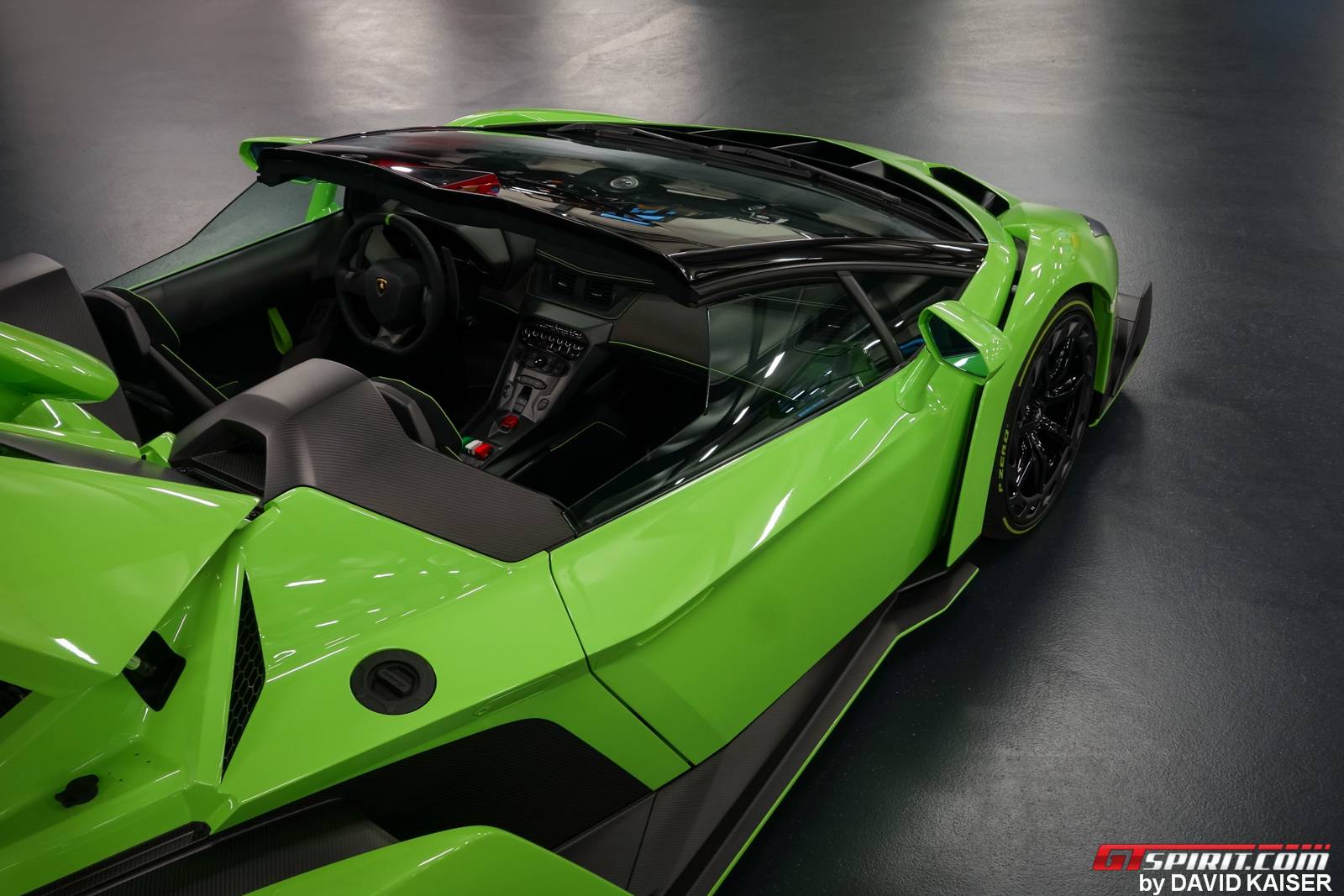 Lamborghini veneno roadster green