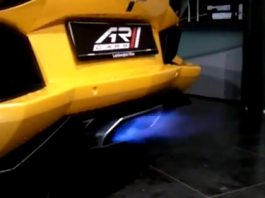 Video Lamborghini Aventador LP700-4 Shooting Flames
