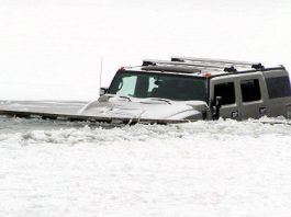 Two Hummer H2's Fall Through Ice in Hungary