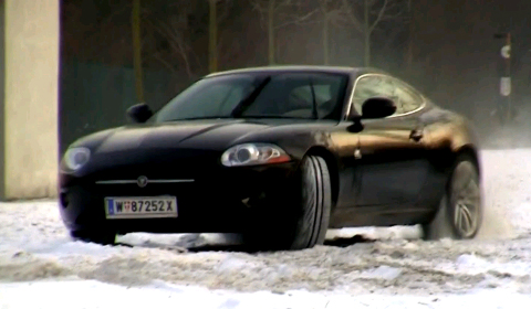 Video Jaguar XK Playing in the Snow
