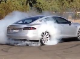 Video Tesla Model S Doing a Burnout