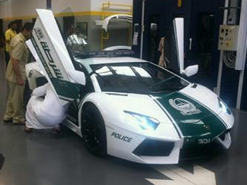 Dubai Police Take Delivery of a Lamborghini Aventador