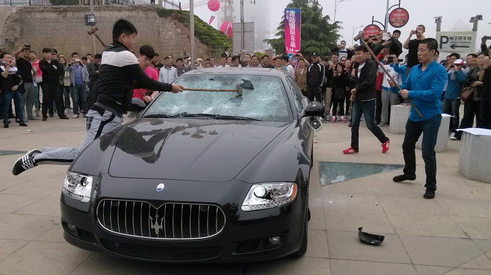 Man Smashes his Maserati Quattroporte in Protest in China