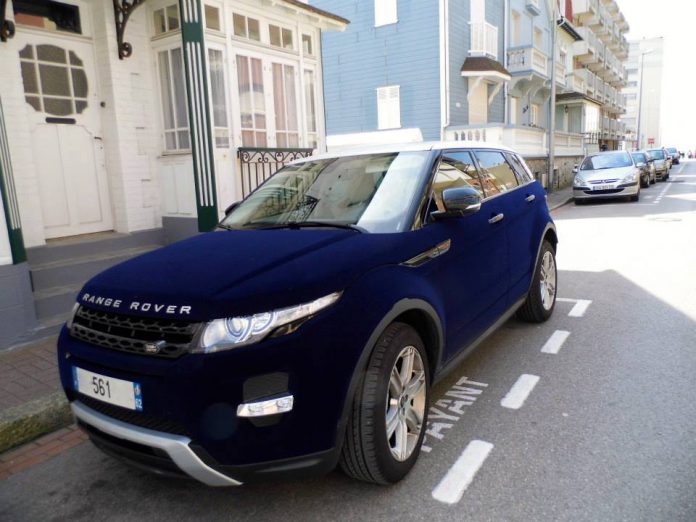 Overkill: Dark Blue Velvet Range Rover Evoque in France