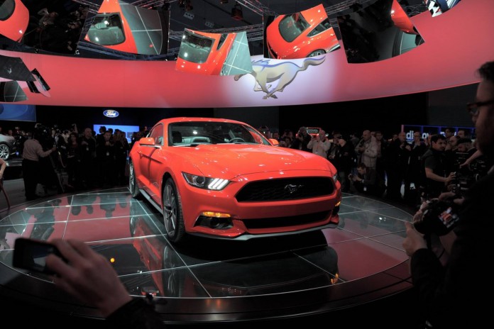 2015 Ford Mustang Coupe and Convertible Live Photos