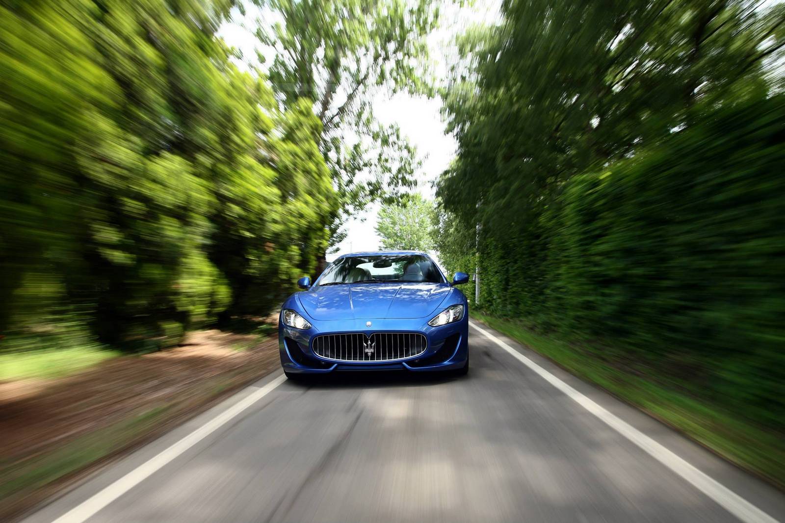 Gallery: Blue Maserati GranTurismo Sport on the Road ...