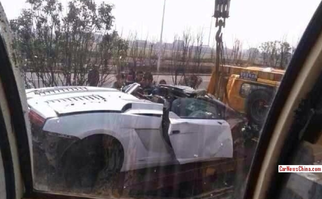 Lamborghini Gallardo LP560-4 Spyder Flips in Chinese Crash