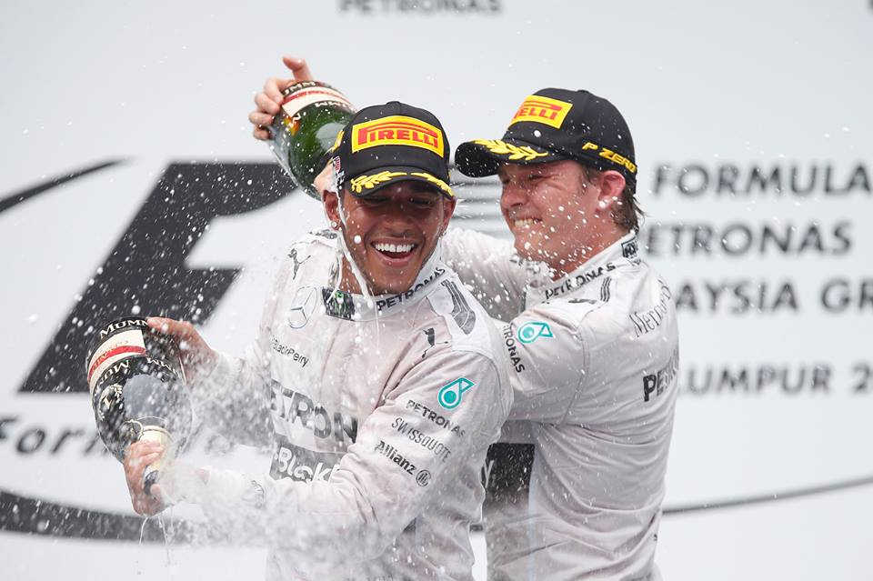 Lewis Hamilton signs new Mercedes deal
