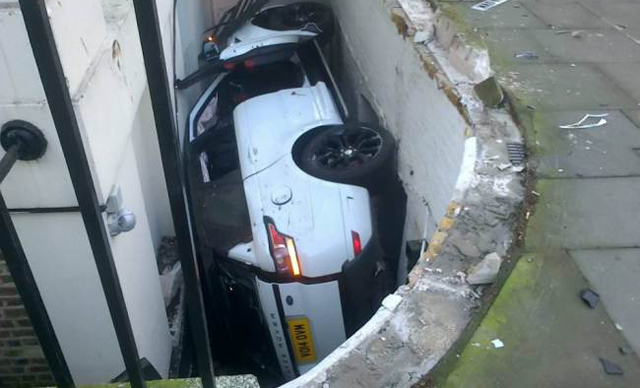 Brand New Range Rover Sport Crashes Into Precarious Position in London