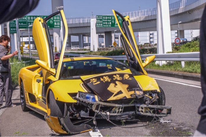 Lamborghini Diablo Crashes in Tokyo