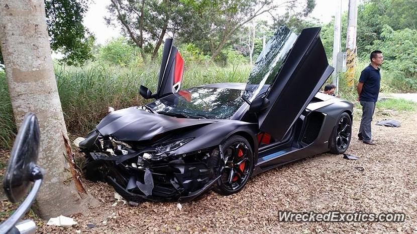 Matte Black Lamborghini Aventador Crashes in Taiwan