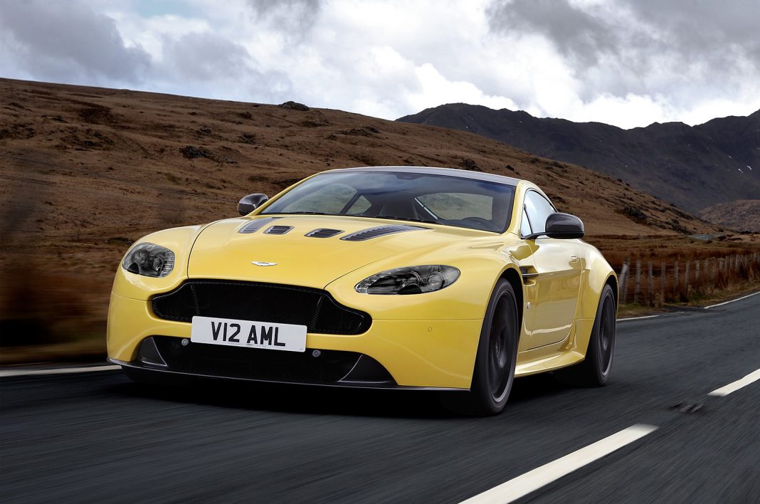 Video: Jaguar F-Type R Coupe and Aston Martin V12 Vantage S Sprint to 250km/h!