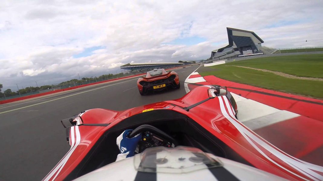 Video: McLaren P1 vs BAC Mono Hot Lap at the Silverstone Circuit