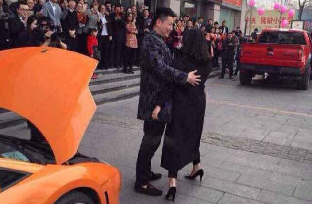 Chinese Man Straps Giant Bear to Lamborghini on Valentines Day and Proposes to Girlfriend