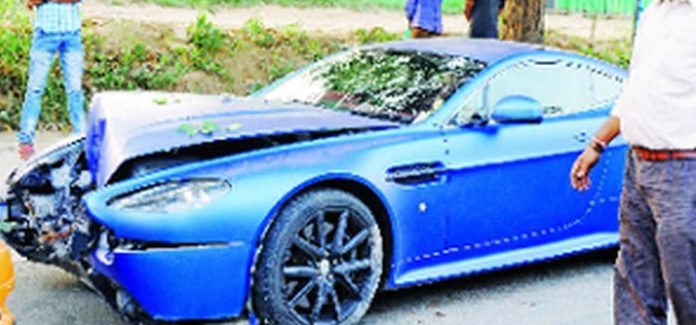 Aston Martin V8 Vantage Crash in Delhi
