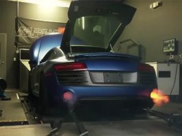 Twin-turbo Audi R8 V10 spits flames
