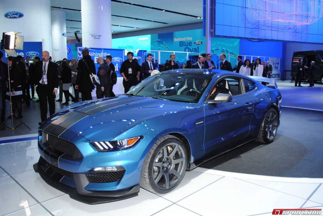 Ford Mustang Shelby GT350R on track