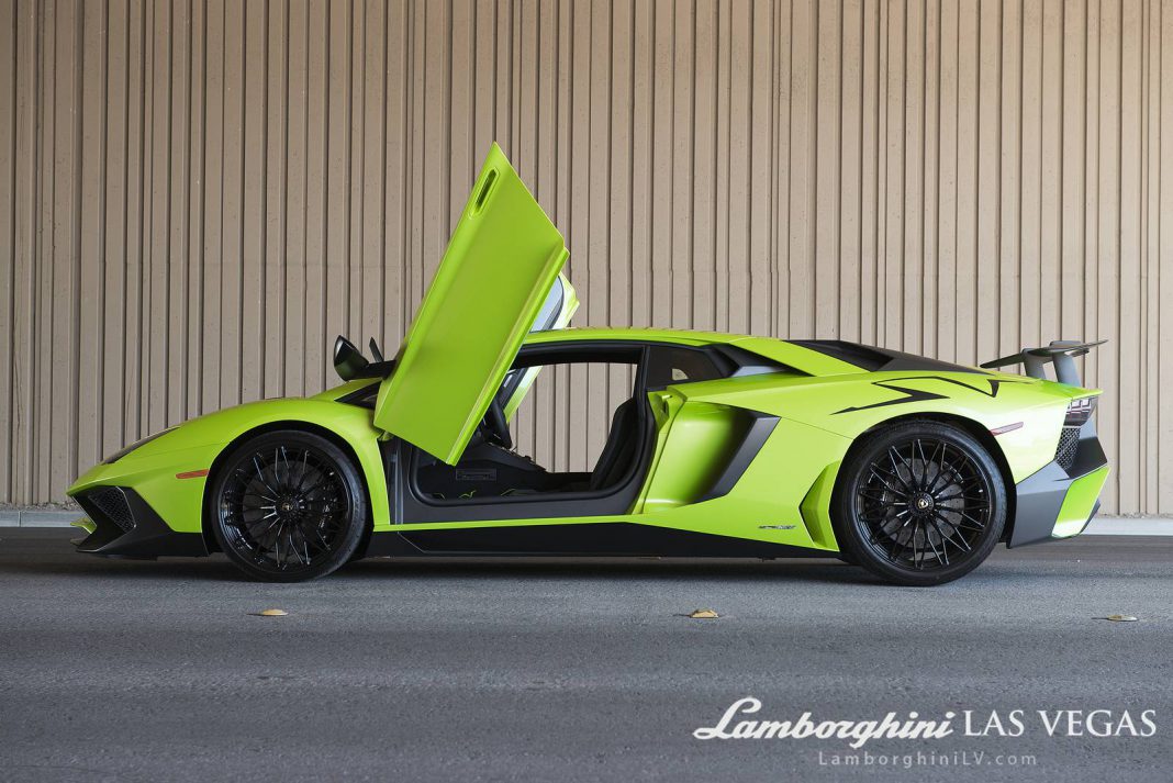 Lamborghini Aventador SV side