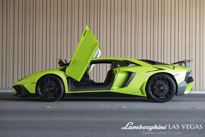 Lamborghini Aventador SV side