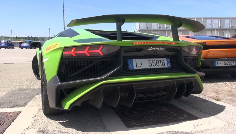 Lamborghini Aventador SV screams on track!