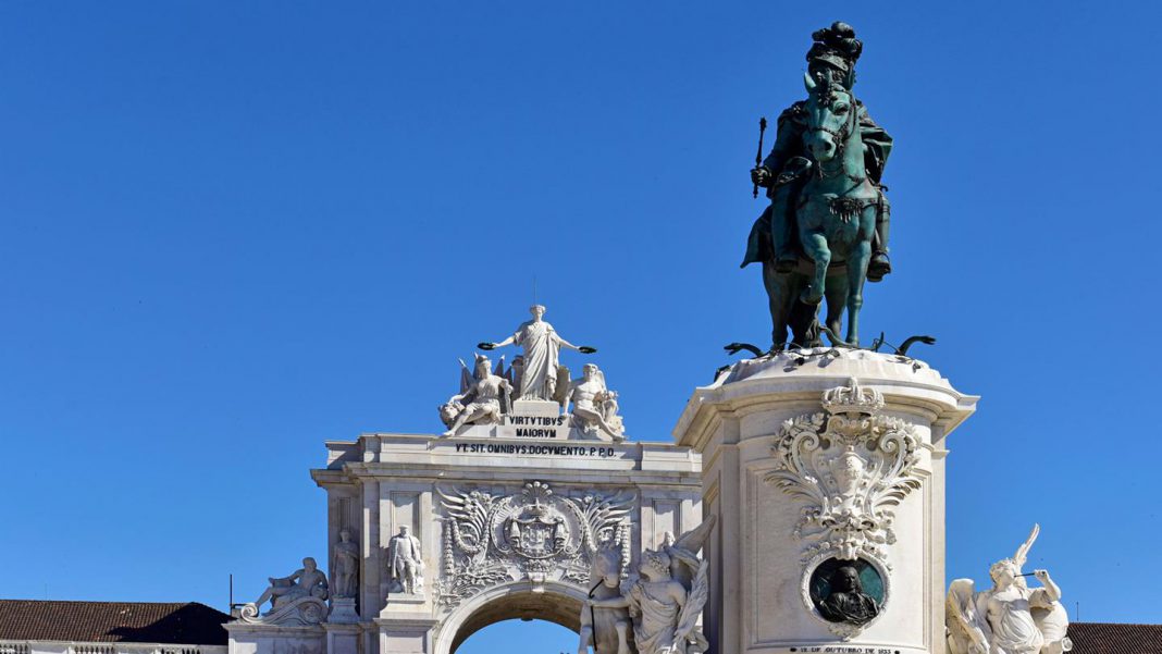 Pousada de Lisboa statue