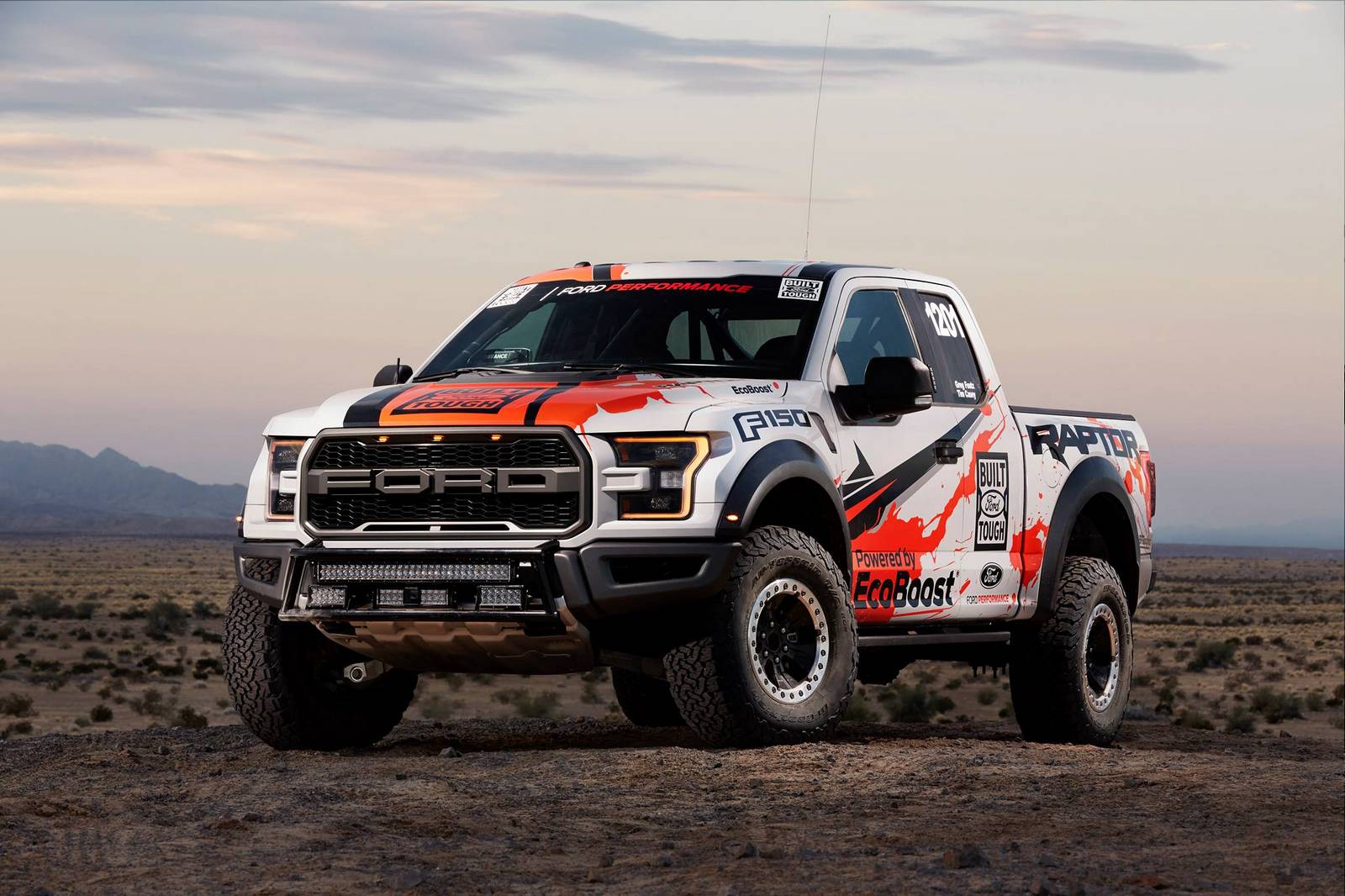 Photo of the Day: 2017 Ford F-150 Raptor Stuns in the Desert! - GTspirit