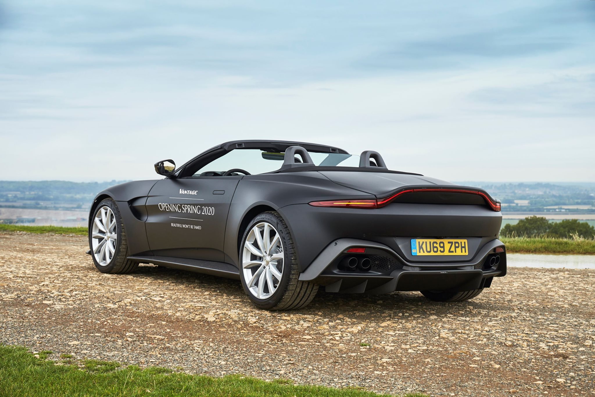 2020 Aston Martin V8 Vantage Roadster Official Photos