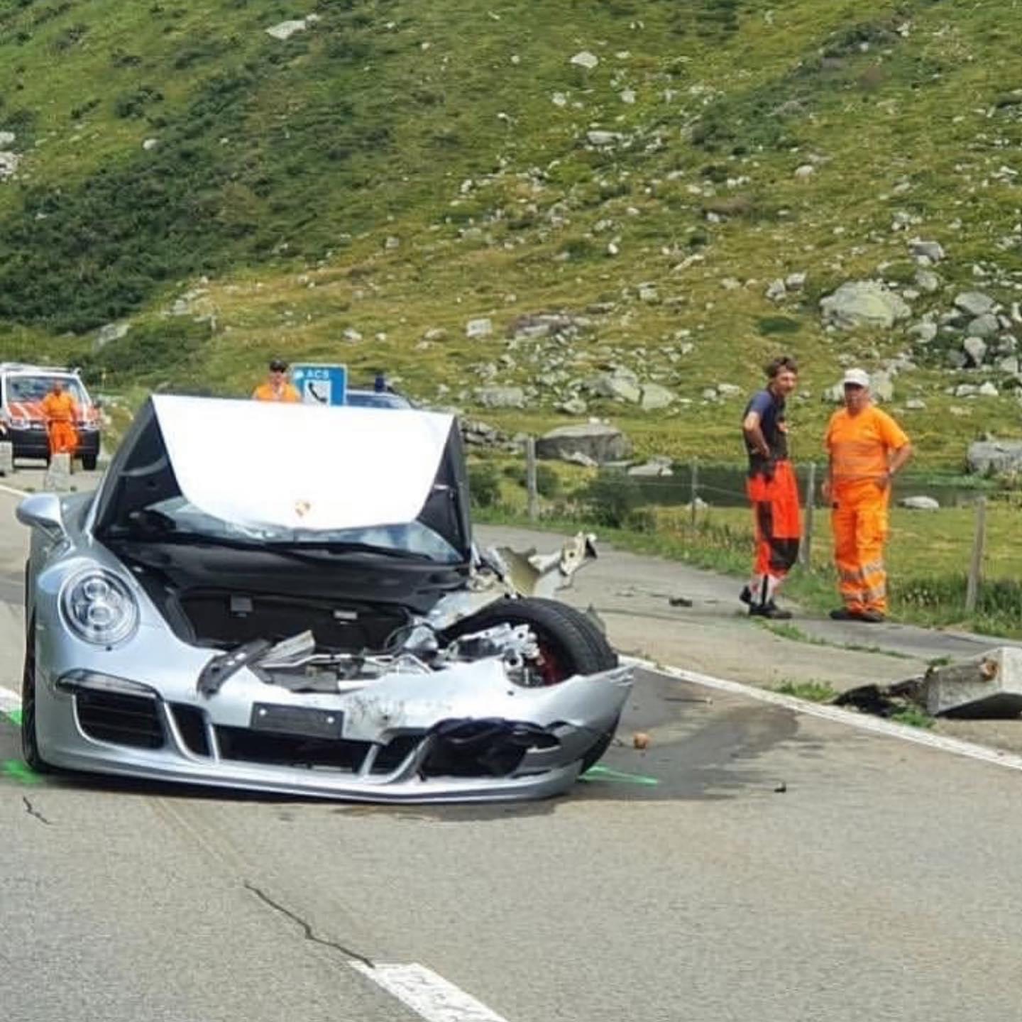 Crashed Porsche 911 Cabriolet