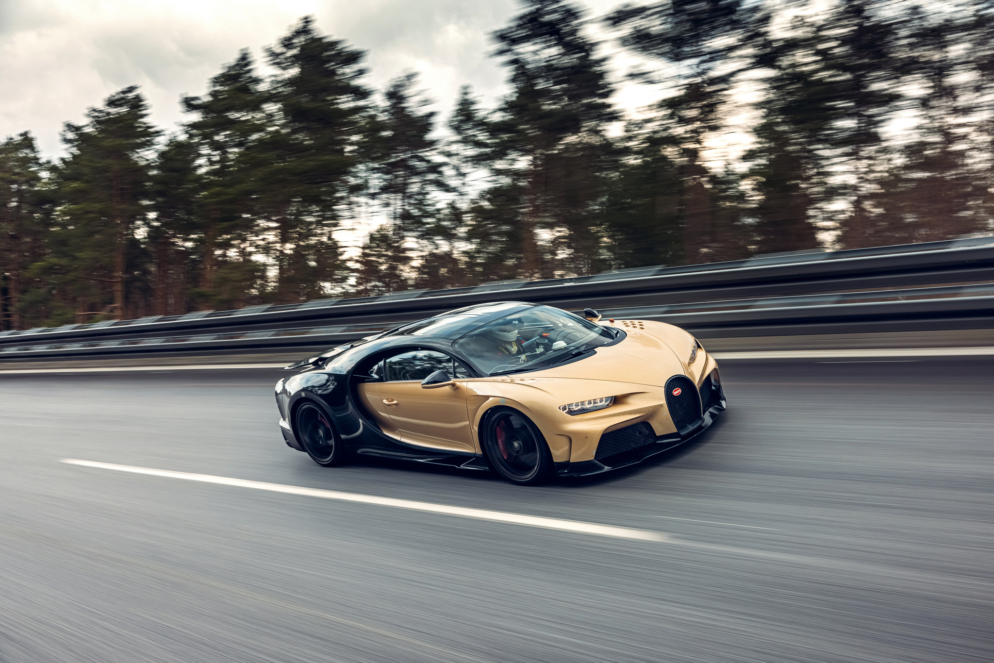 Photos 2022 Bugatti Chiron Super Sport in New Colors Gold and Black
