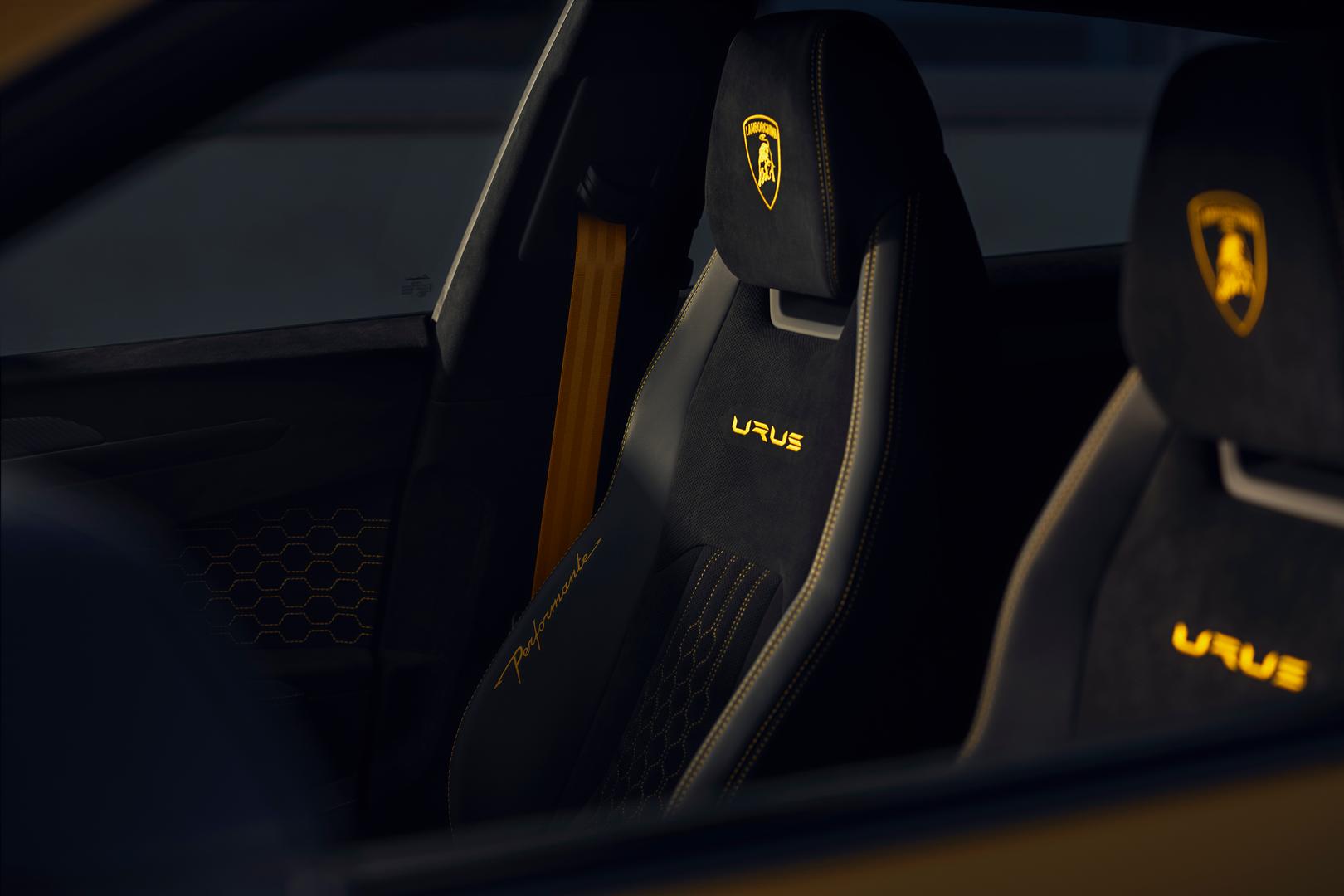 2023 Lamborghini Urus Performante seats