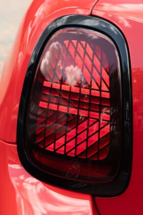 GTspirit MiniJCWCab 17 scaled 1