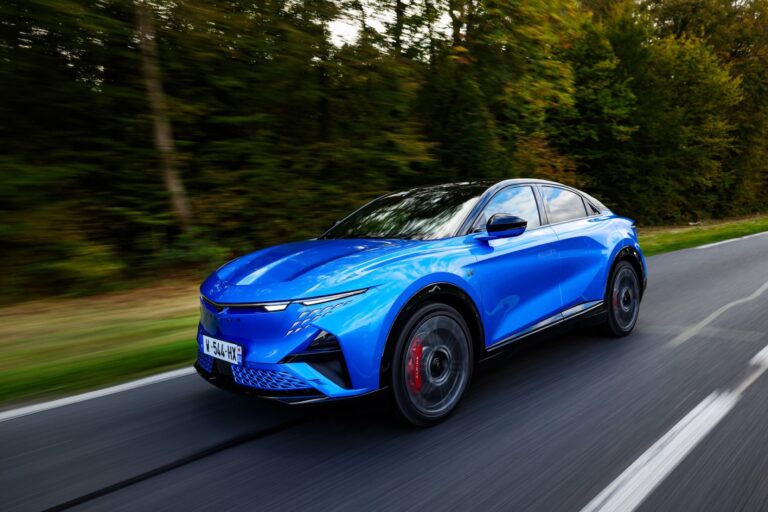 The Blue Banana in Motion: Alpine A390 GTS Drive