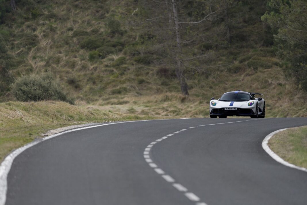 Aston Martin Valhalla 17