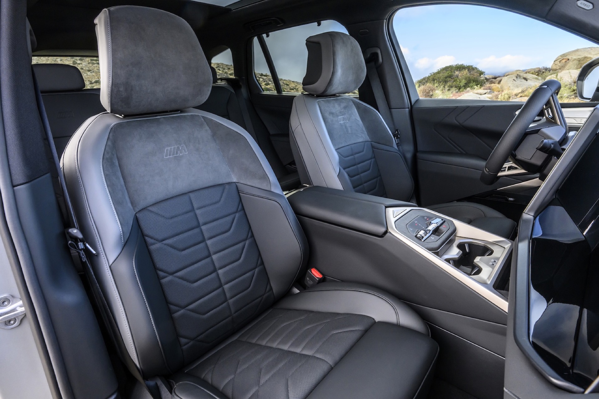 BMW iX5 60 xDrive First Drive: Electric Luxury with 850km of Range 25 BMW iX5 60 15
